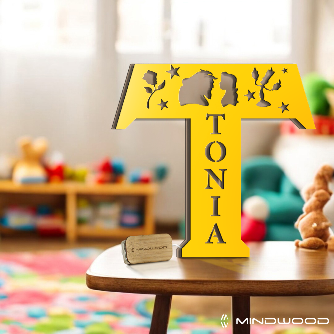 Lampada in legno personalizzata a forma di lettera con favole