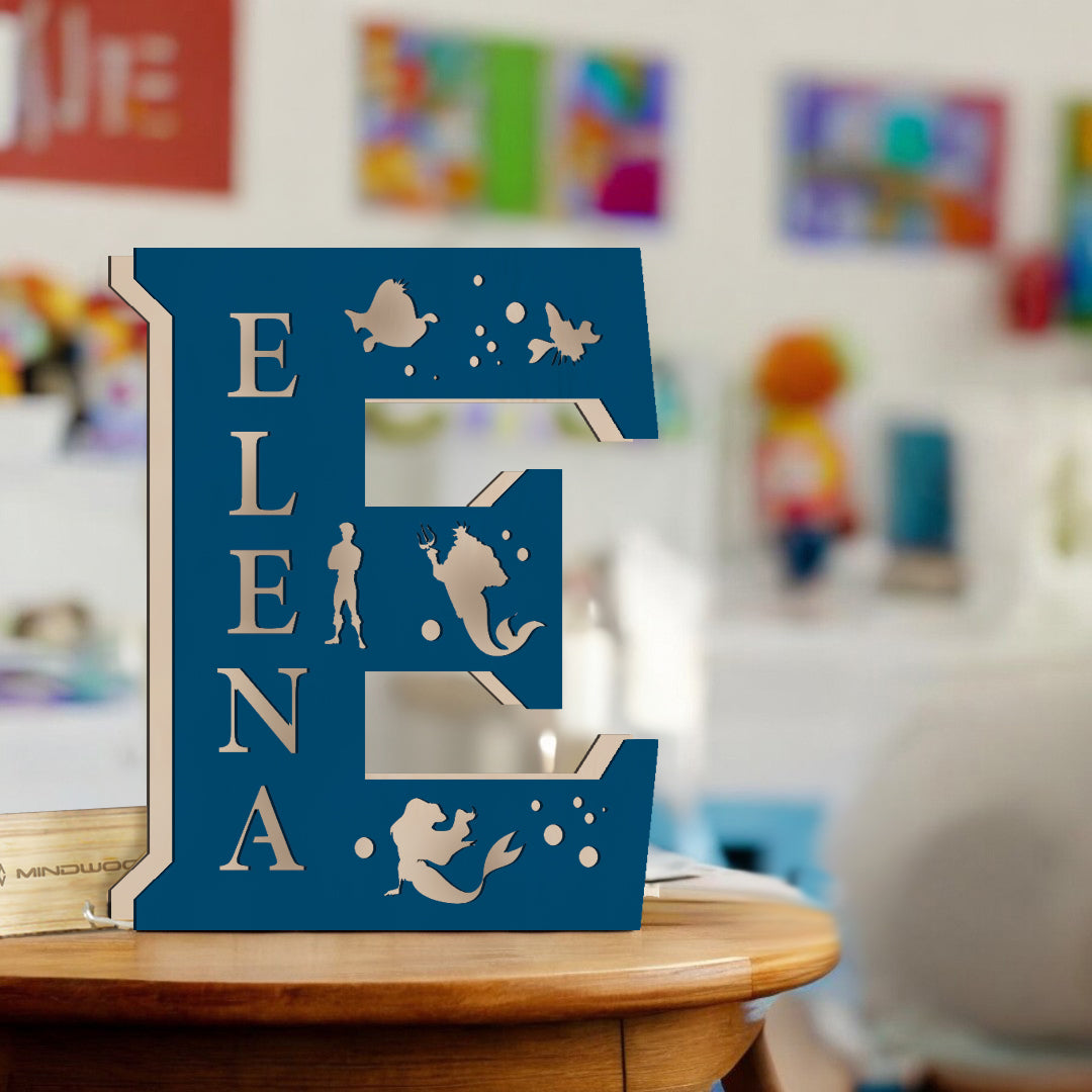Lampada in legno personalizzata a forma di lettera con favole