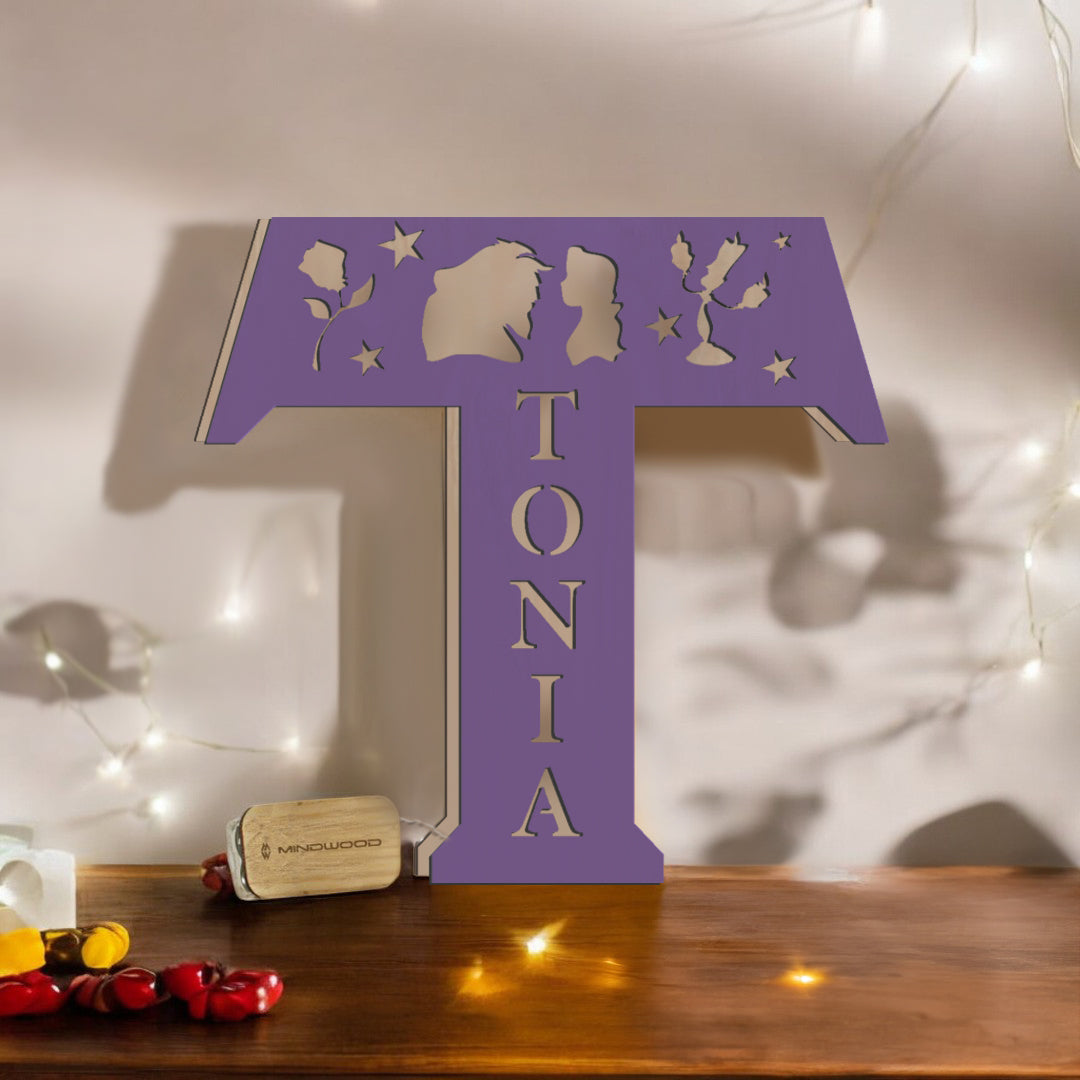 Lampada in legno personalizzata a forma di lettera con favole