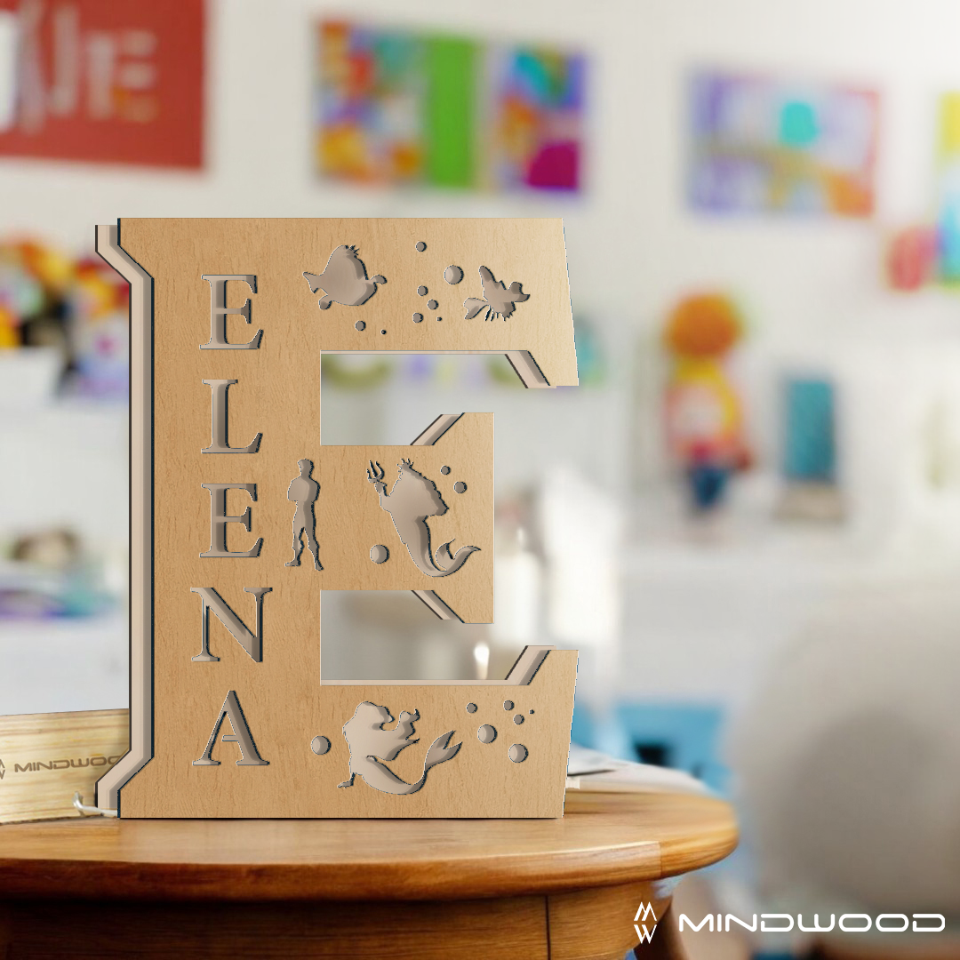Lampada in legno personalizzata a forma di lettera con favole