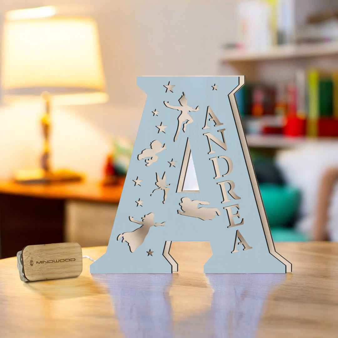 Lampada in legno personalizzata a forma di lettera con favole