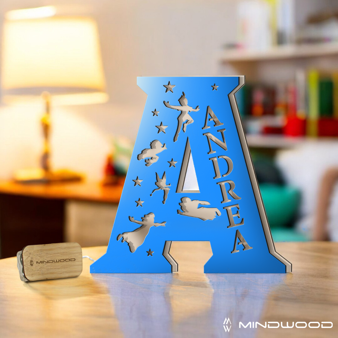 Lampada in legno personalizzata a forma di lettera con favole