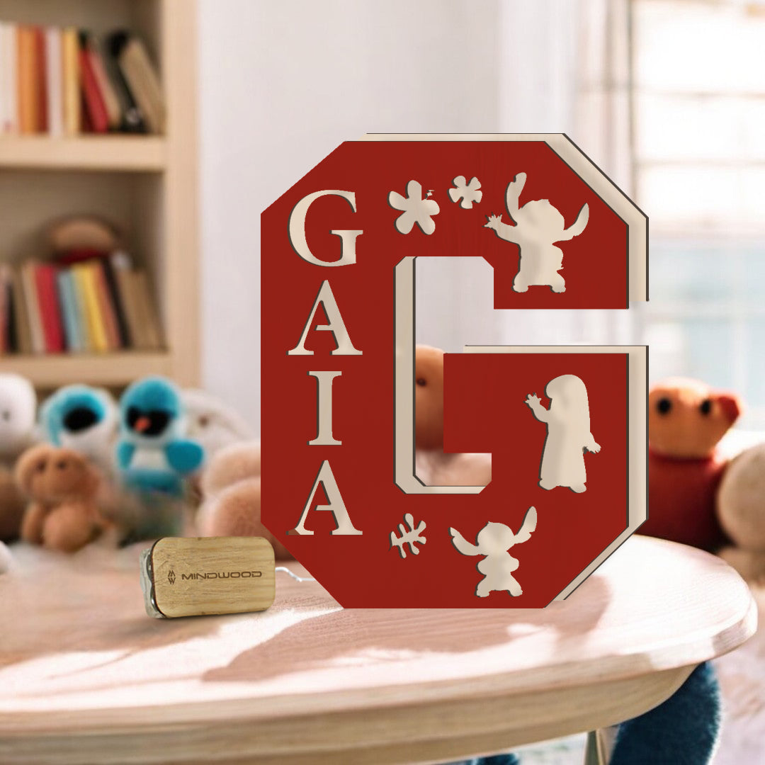Lampada in legno personalizzata a forma di lettera con favole