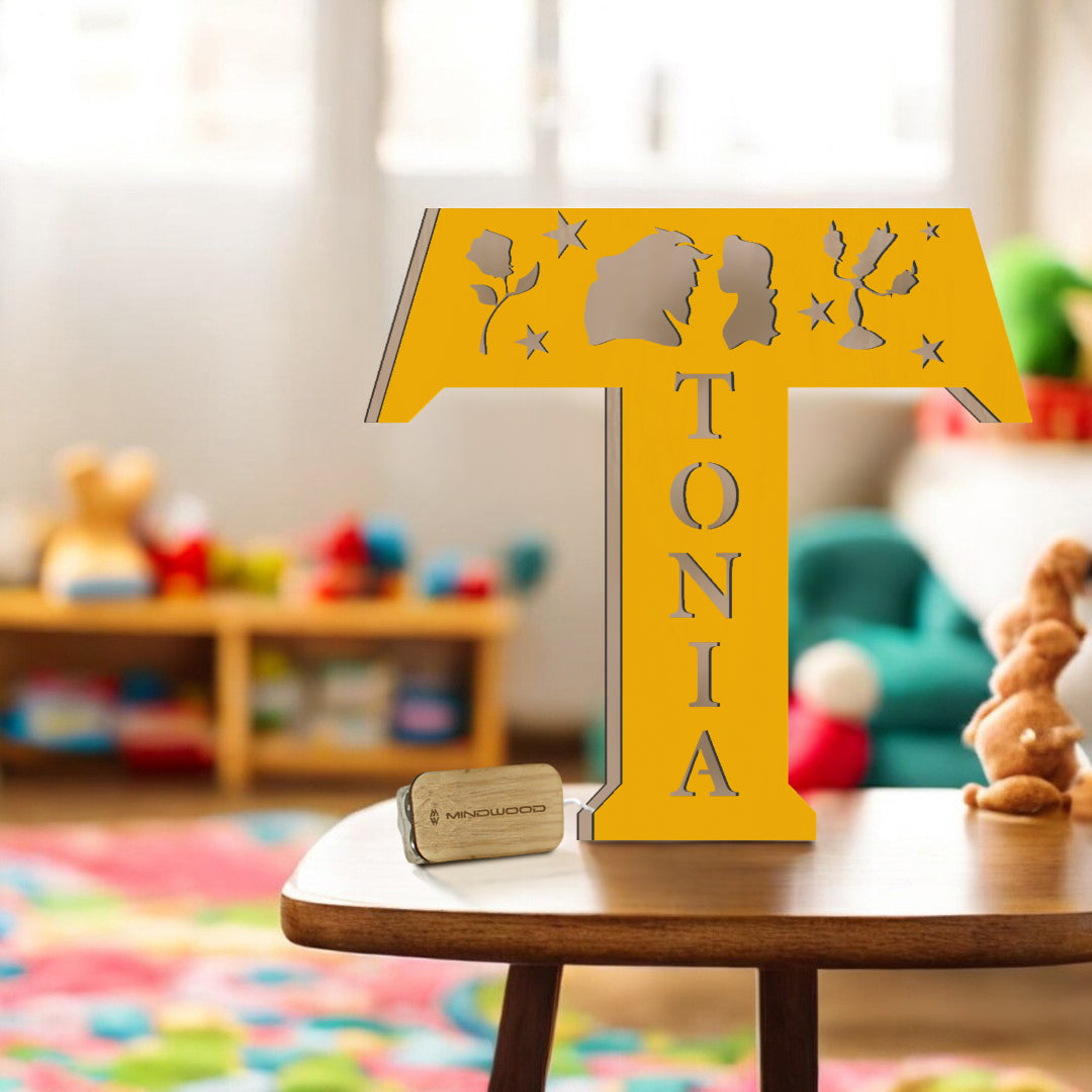 Lampada in legno personalizzata a forma di lettera con favole