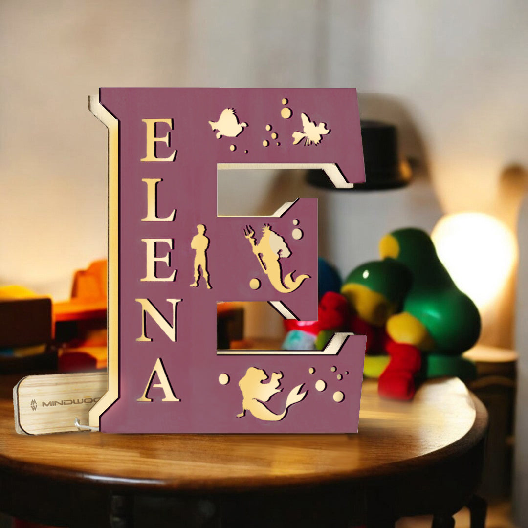Lampada in legno personalizzata a forma di lettera con favole