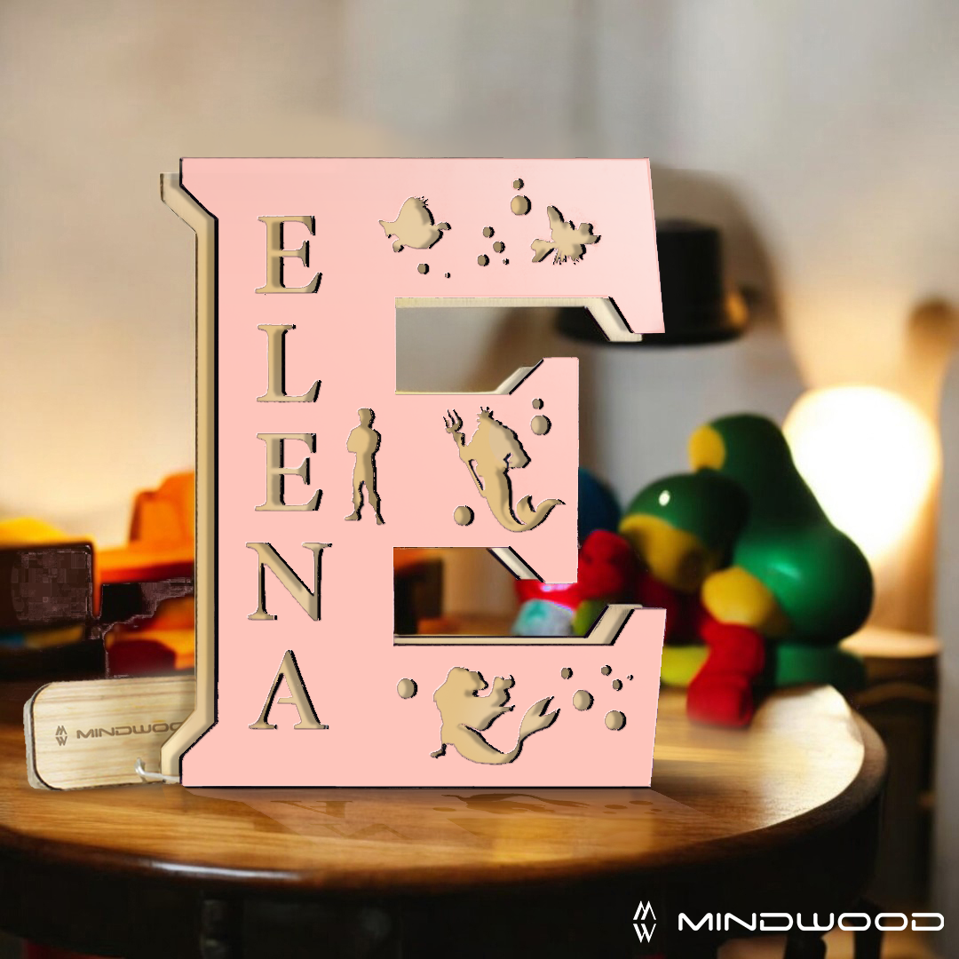 Lampada in legno personalizzata a forma di lettera con favole