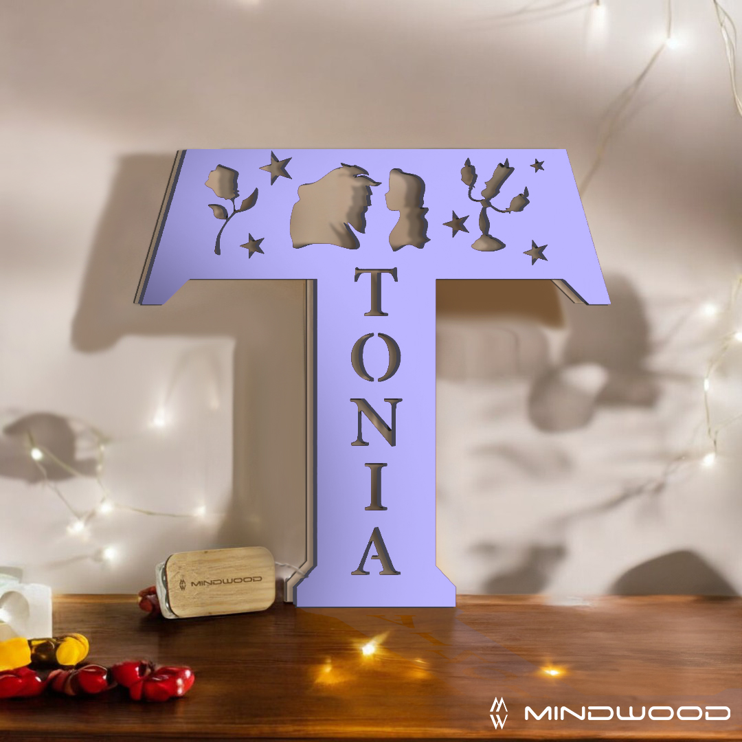 Lampada in legno personalizzata a forma di lettera con favole