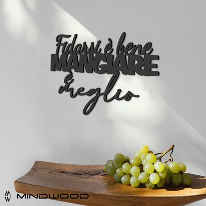 Scritta in Legno Fidarsi è bene Mangiare è meglio