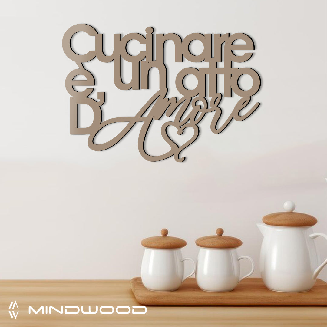 Scritta in Legno Cucinare è un atto d'Amore